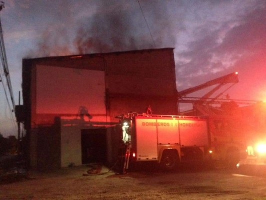 Bomberos controlan incendio en bodega sampedrana