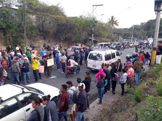 Policía dispersa toma de carretera con bombas lacrimógenas en Tegucigalpa