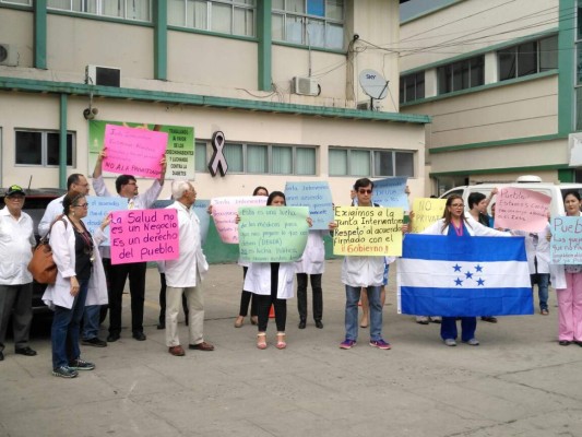 Médicos del IHSS exigen el pago de una deuda de hace 4 años