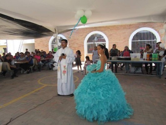 Migrante hondureña celebra sus 15 años en un albergue en Juárez