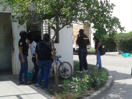 Agentes de la Atic, DNCL y la Oabi durante el aseguramiento de las bodegas de Inversiones Chumbagua.