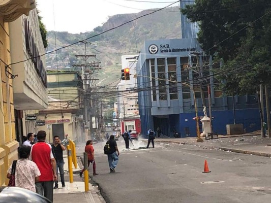 Nuevo enfrentamiento entre manifestantes y policías en Tegucigalpa