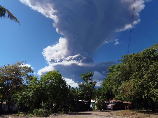 Bomberos de Honduras en alerta por erupción del Chaparrastique