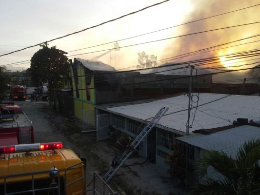 Incendio destruye fábrica en San Pedro Sula