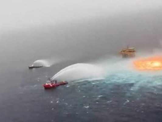 Video: Registran explosión en una plataforma petrolera en el Golfo de México
