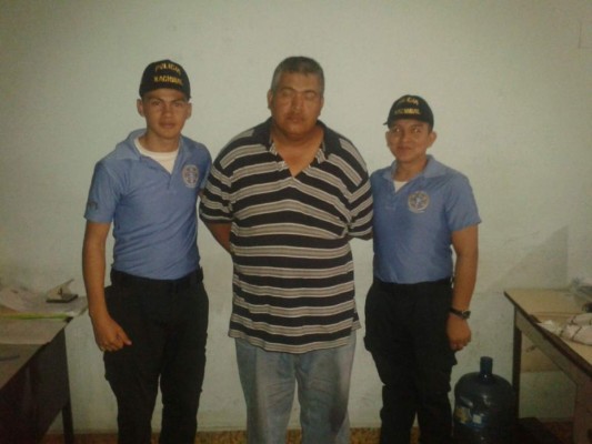 Cae por violar supuestamente a sus hijas de 15 y 18 años