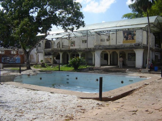 Derriban casa de Pablo Escobar en Colombia para evitar tragedia