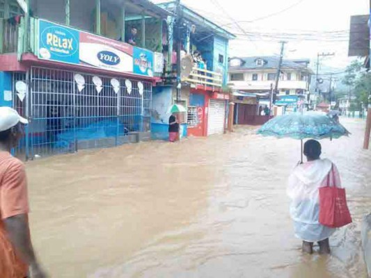 Lluvias dejan un muerto y destrucción en Roatán