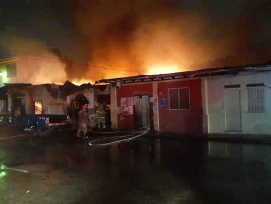 FOTOS: Voraz incendio consume yonker en el barrio Medina de San Pedro Sula