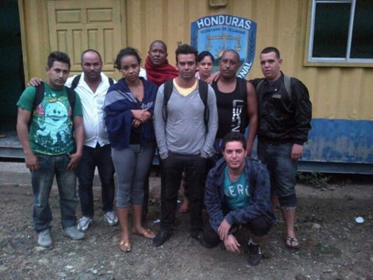 Detienen a 27 cubanos indocumentados en Aduana Agua Caliente