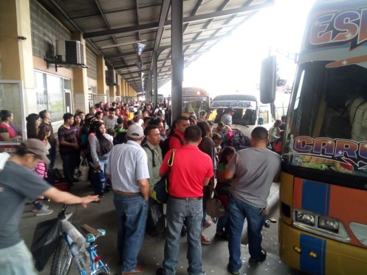 Hondureños con maleta abarrotan terminal para festejar Navidad en familia