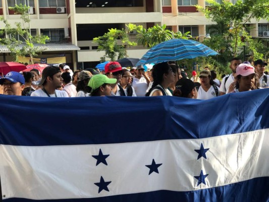 Estudiantes de enfermería protestan por tercer día consecutivo