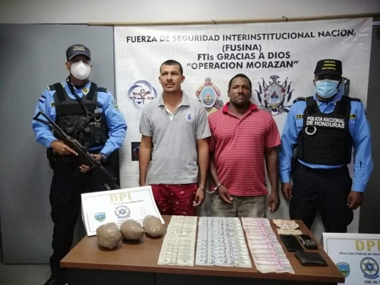 Detienen a dos hombres en Puerto Lempira que transportaban supuesta droga en una lancha