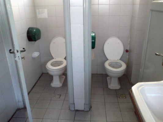 Convierten baños públicos en bares