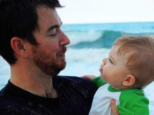 Niño exitoso de meme pide a internet salvar a su padre