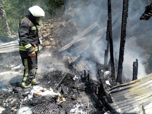 Incendio deja sin vivienda a humilde familia
