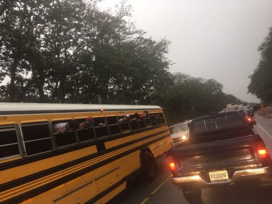 Los conductores han estado esperando en el tráfico durante 6 horas.