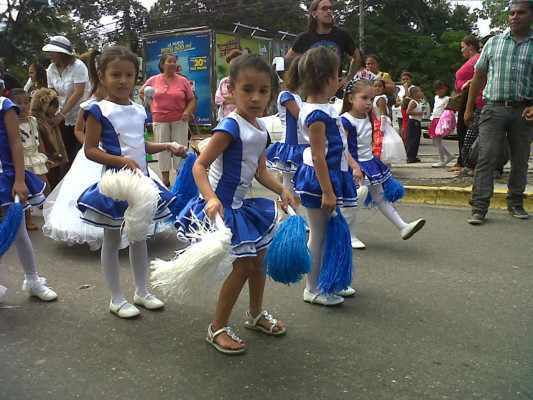 Los niños de Honduras lucen sus mejores galas en los desfiles patrios