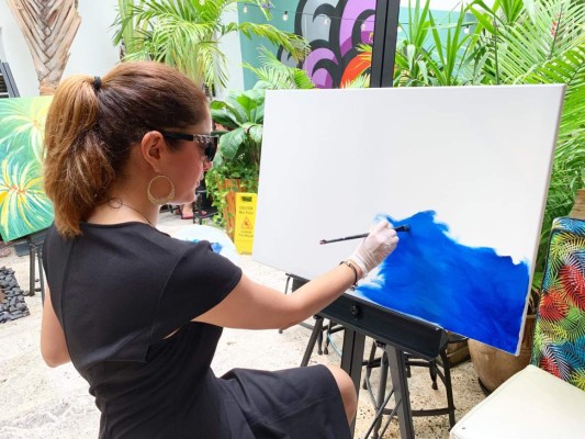 Hondureña cumple su sueño con Laelanie Art Gallery en Florida