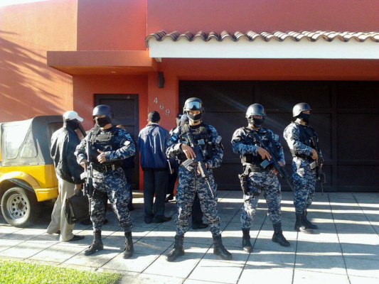 Policía obliga a expresidente de El Salvador a acudir ante Parlamento