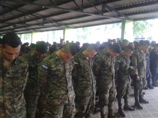 Militares y policías piden a Dios por la paz en Honduras