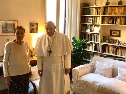 Papa Francisco sorprende con visita a superviviente del Holocausto