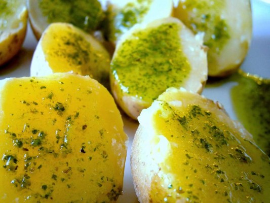 Papas marinadas en limón y ajo