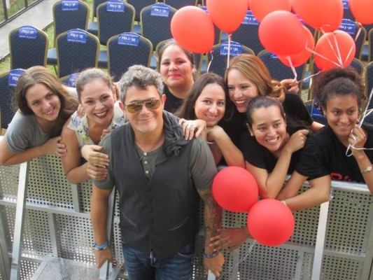 Alejandro Sanz cumple sueño a fans hondureñas