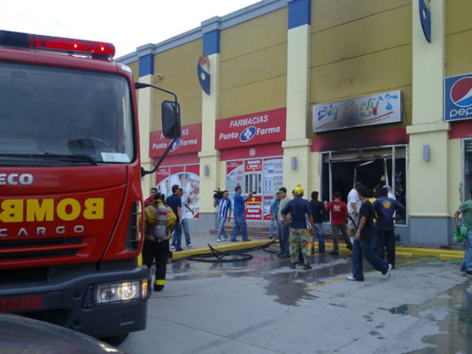 Tienda se incendia en complejo de La Antorcha
