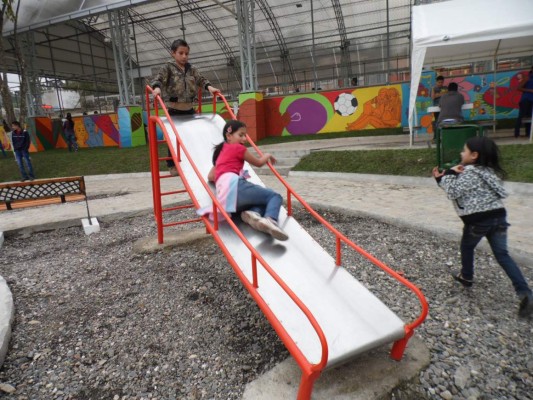 Inauguran parque infantil y cancha en Santa Rosa