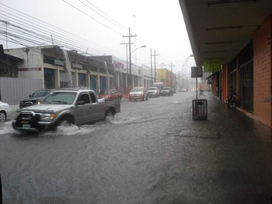 Destrucción, caos y congestionamiento deja lluvia en San Pedro Sula