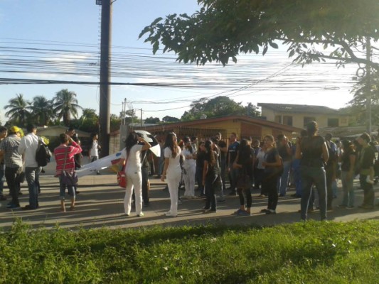 Más de 3,500 estudiantes de la Unah-vs protestan sin interrumpir clases