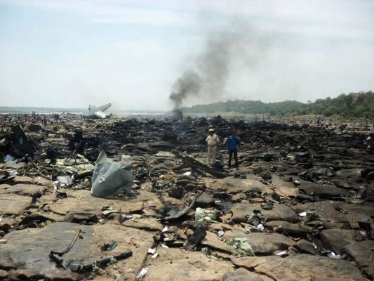 Fallecen los cincos ocupantes al estrellarse un avión militar en la India