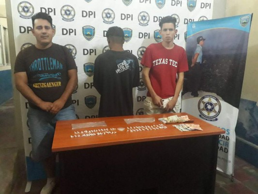 Capturan a un menor de edad y dos hombres por posesión de drogas