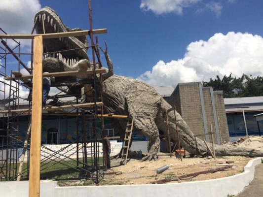 Pequeño Sula tendrá un tiranosaurio rex y réplica de transbordador espacial