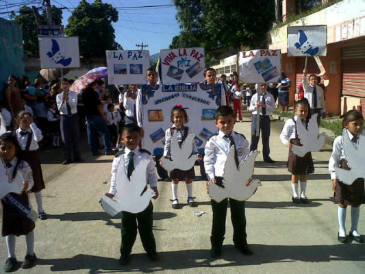 Escolares de San Pedro Sula rinden homenaje a Honduras en desfiles