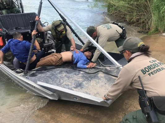 Salvan a hondureño cuando se ahogaba en el río Bravo, en Texas