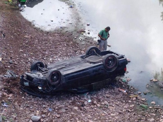 Hondureño cae dentro de su carro a hondonada