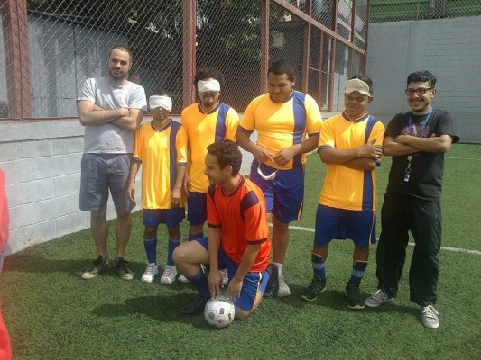 Hondureño comenta partidos de fútbol sin poder verlos