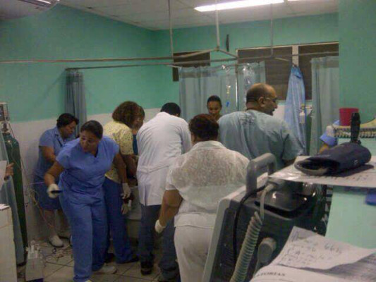 Un muerto y 10 heridos al chocar bus con camión en Olanchito