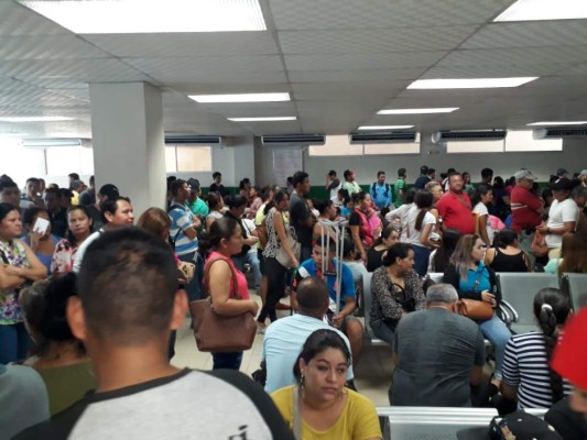 Cientos de personas buscan una cita en el Ihss de San Pedro Sula