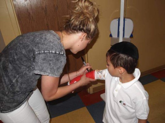 Jennifer Lawrence visita a niños en hospital