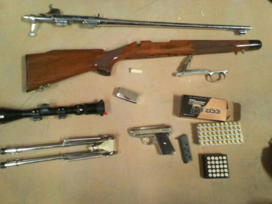 Armas y munición hallan en contenedor