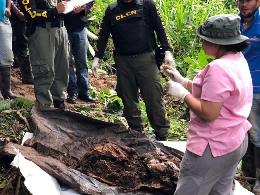 Exhuman cuerpos de pilotos accidentados en finca en el año 2012