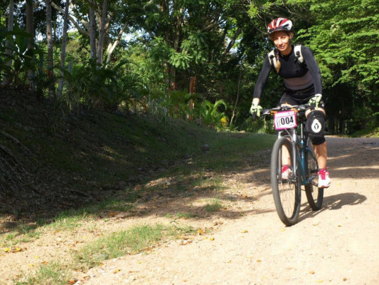 Dejó el casco de la Enee por el de ciclista