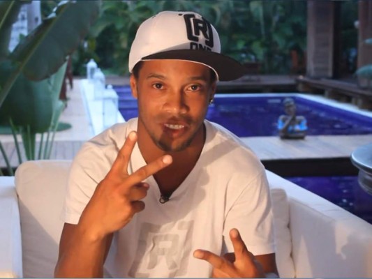 Ronaldinho Gaúcho ya tiene visa, pero todavía no puede volar
