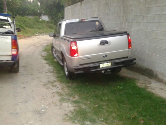 Capturan infraganti a individuos robándose un auto en colonia sampedrana