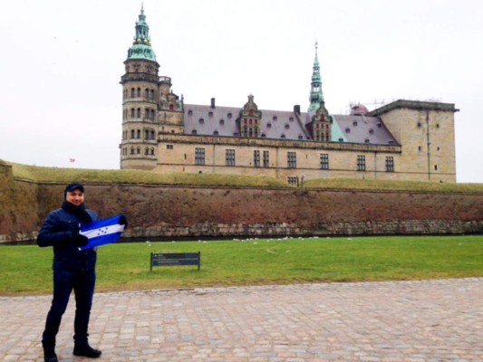 Un trotamundos hondureño con bandera en mano  