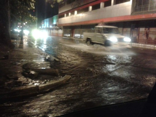 Tormenta con fuertes vientos inunda calles de San Pedro Sula