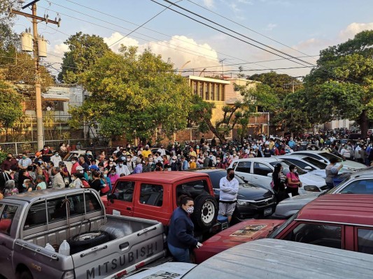 Caos en El Salvador: Miles salen a la calle por ayuda de 300 dólares de gobierno
